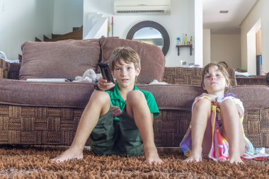 iki genç çocuk evde TV izlerken