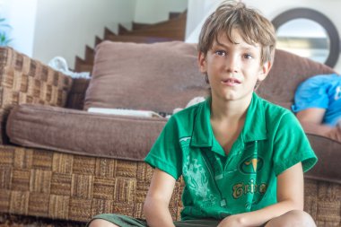 genç çocuk çocuk evde TV izlerken