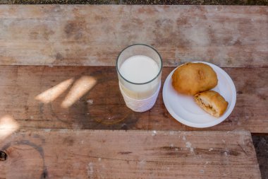 pirozhki, süt, et pat ile Rus geleneksel gıda