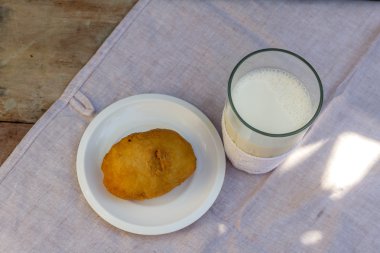 pirozhki, süt, et pat ile Rus geleneksel gıda