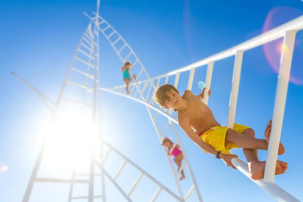 Crianças felizes jovens - menino e menina - escalando escadas brancas indo n — Fotografia de Stock
