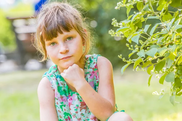 Roztomilá malá holka portrét na přírodní pozadí — Stock fotografie