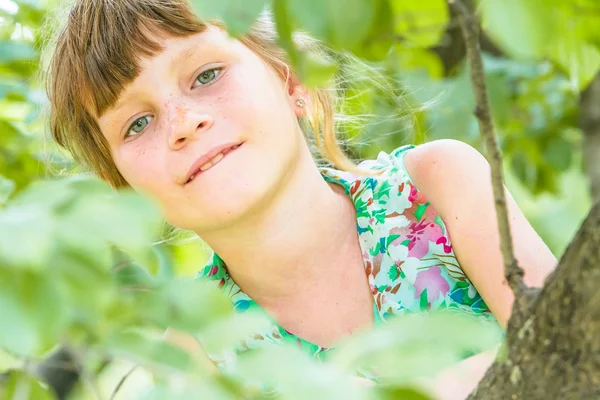Sevimli küçük kız portre doğal zemin üzerine — Stok fotoğraf
