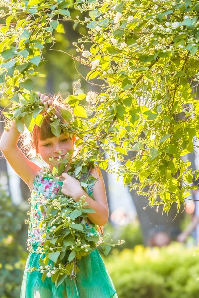 可爱的小女孩画像上自然花背景 — 图库照片