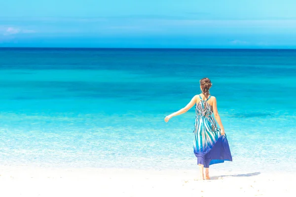 Young beautiful woman walking by tropical sand beach, summer vac — Stock Photo, Image