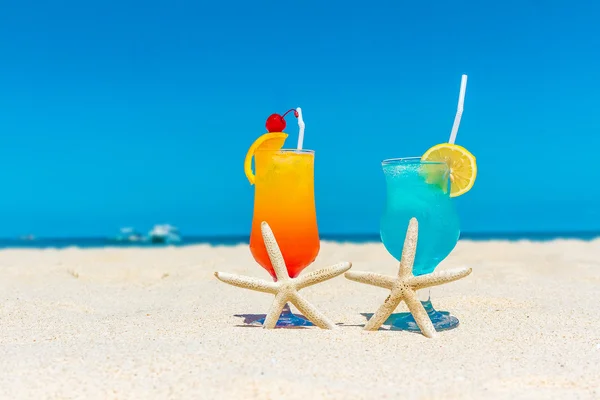 Summer drinks cocktails with blur beach on background — Stock Photo, Image