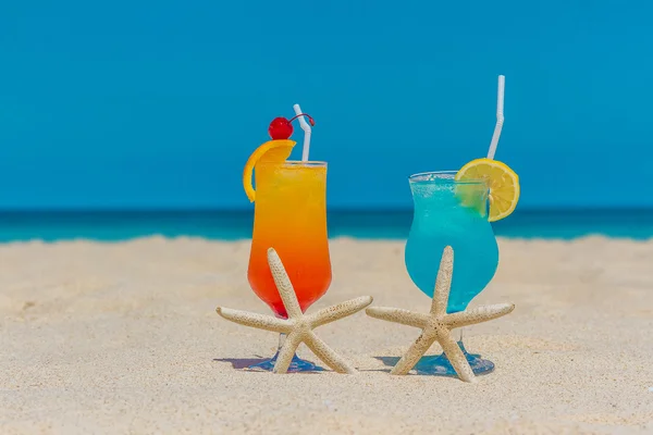 Summer drinks cocktails with blur beach on background — Stock Photo, Image