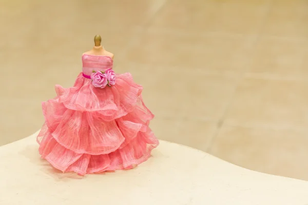 Vestido de casamento rosa brinquedo como elemento de decoração de interiores — Fotografia de Stock