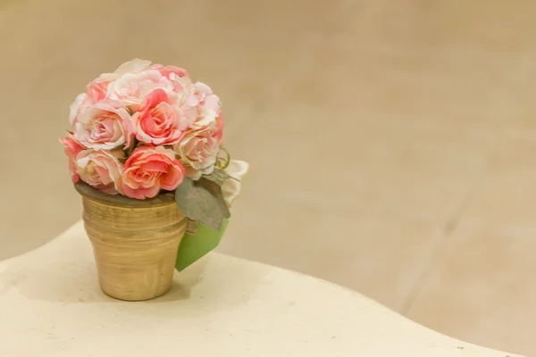 Falešné Květina Umělá kytice na rozmazané pozadí — Stock fotografie