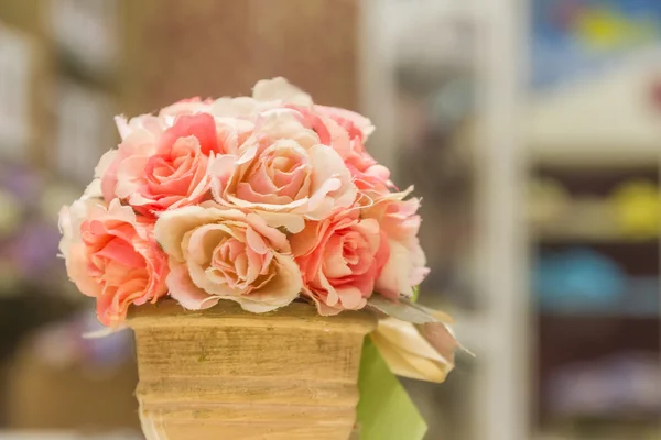 Finto bouquet di fiori artificiali su sfondo sfocato — Foto Stock
