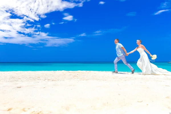 Glückliche Braut und Bräutigam am Hochzeitstag, Strandhochzeit in t — Stockfoto