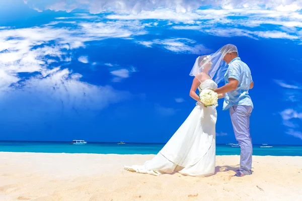 Sposa felice e sposo il giorno del matrimonio, matrimonio sulla spiaggia all'aperto in t — Foto Stock