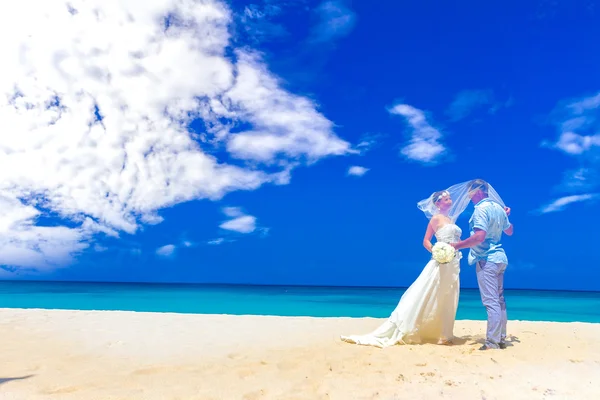 Happy bride and groom on wedding day, outdoor beach wedding in t — Stock Photo, Image