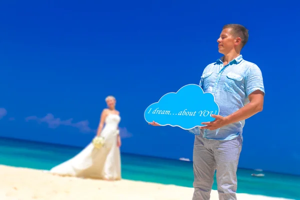 Novia feliz y novio en el día de la boda, boda al aire libre playa en t — Foto de Stock