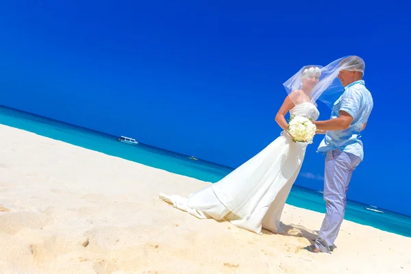 Happy bride and groom on wedding day, outdoor beach wedding in t — Stock Photo, Image