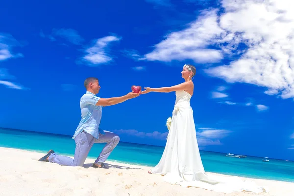 Sposa felice e sposo il giorno del matrimonio, matrimonio sulla spiaggia all'aperto in t — Foto Stock