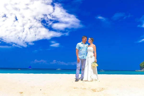 Szczęśliwa panna młoda i pan młody na dzień ślubu, odkryty plaża ślub w t — Zdjęcie stockowe