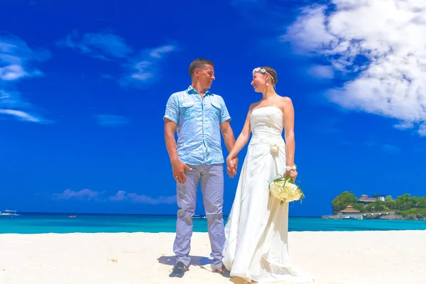 Glückliche Braut und Bräutigam am Hochzeitstag, Strandhochzeit in t — Stockfoto
