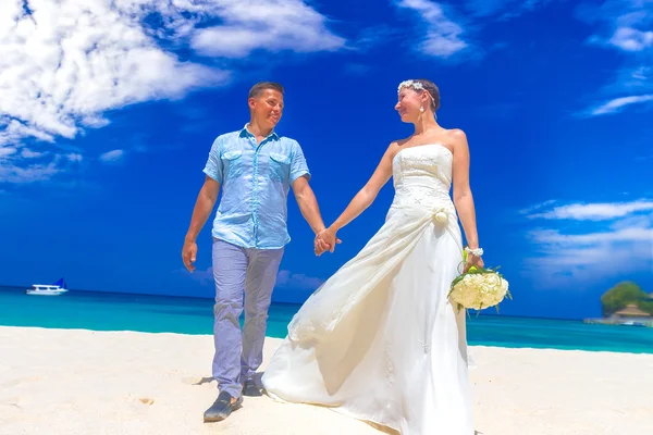 Noiva feliz e noivo no dia do casamento, casamento na praia ao ar livre em t — Fotografia de Stock