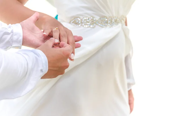Ženich dává snubní prsten pro nevěsty, svatební koncept, milující — Stock fotografie