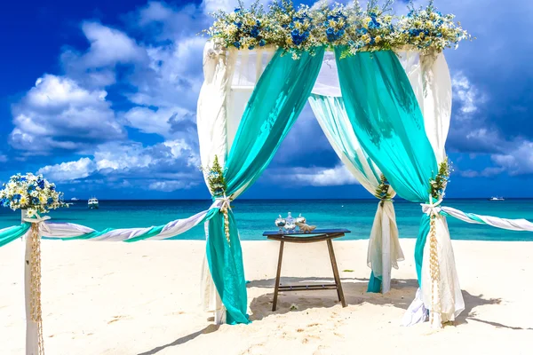 Location per matrimoni in spiaggia, allestimento matrimoni, cabina, arco, gazebo — Foto Stock