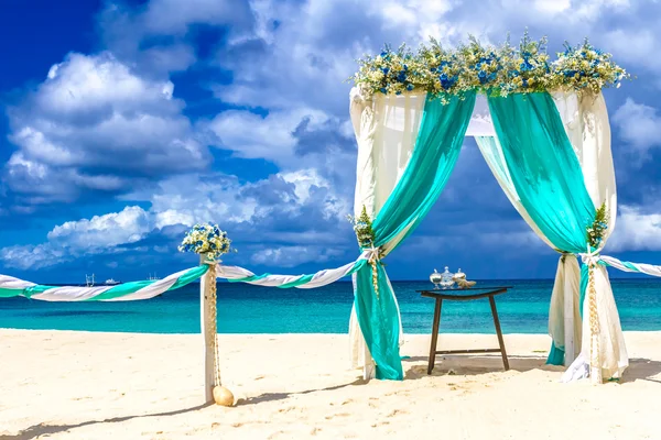 Lugar de la boda de playa, configuración de la boda, cabaña, arco, gazebo — Foto de Stock