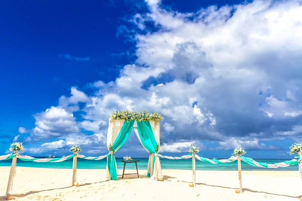 Lugar de la boda de playa, configuración de la boda, cabaña, arco, gazebo — Foto de Stock