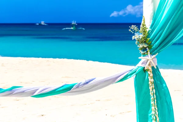 Lugar de la boda de playa, configuración de la boda, cabaña, arco, gazebo — Foto de Stock