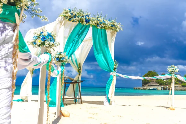 Hochzeitslocation am Strand, Hochzeitseinrichtung, Cabana, Bogen, Pavillon — Stockfoto