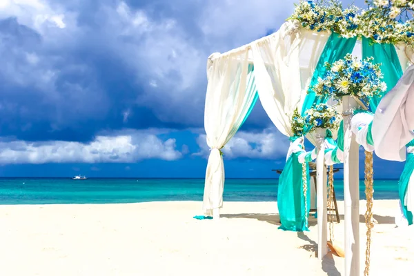 Lugar de la boda de playa, configuración de la boda, cabaña, arco, gazebo — Foto de Stock