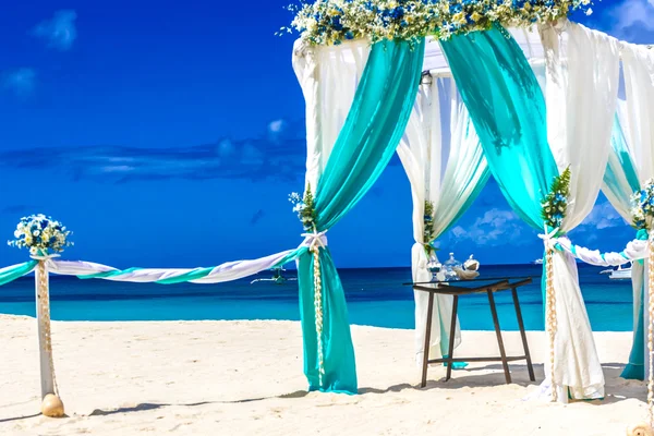 Lugar de la boda de playa, configuración de la boda, cabaña, arco, gazebo —  Fotos de Stock