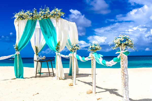 Strand bruiloft locatie bruiloft setup cabana, boog, gazebo — Stockfoto