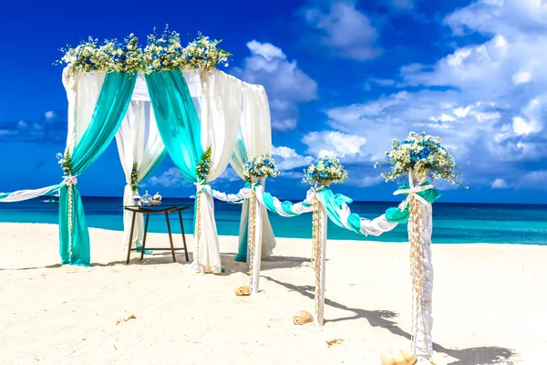 Local do casamento na praia, configuração do casamento, cabana, arco, gazebo — Fotografia de Stock