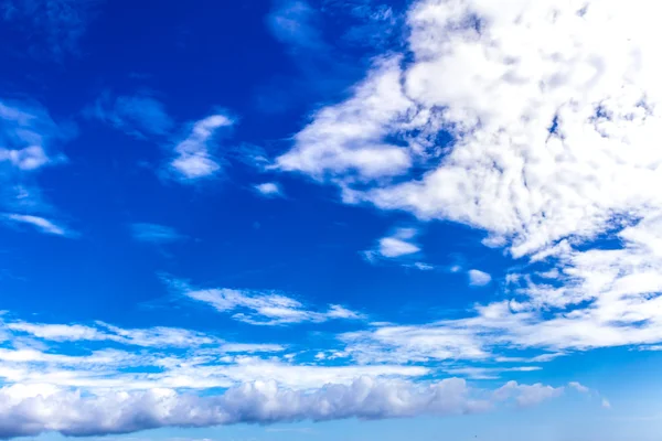 Modrá obloha s bílými nadýchanými mraky, krásné cloudscape — Stock fotografie