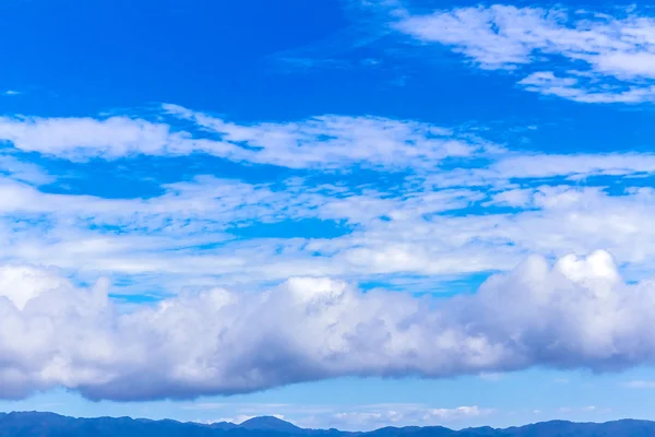 Modrá obloha s bílými nadýchanými mraky, krásné cloudscape — Stock fotografie