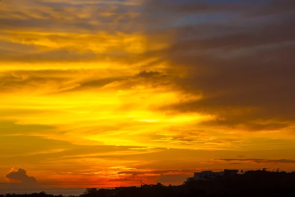 Feurig orangefarbener Abendhimmel. Schöner Himmel. — Stockfoto