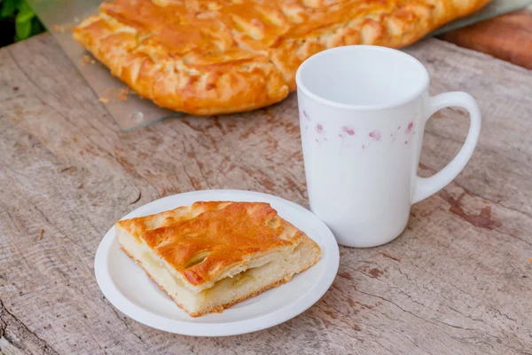 Apple pie close up on a natural wooden background — Stock Photo, Image