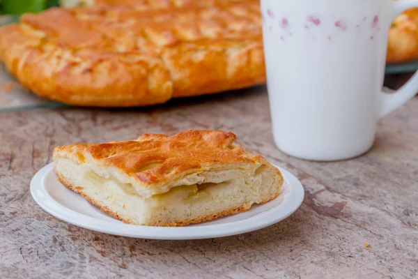 Torta di mele da vicino su uno sfondo di legno naturale — Foto Stock