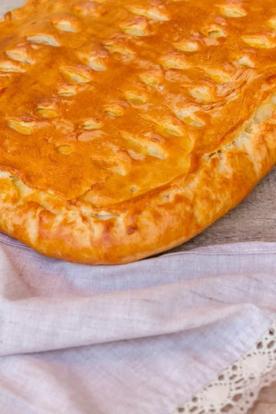 Torta di mele da vicino su uno sfondo di legno naturale — Foto Stock