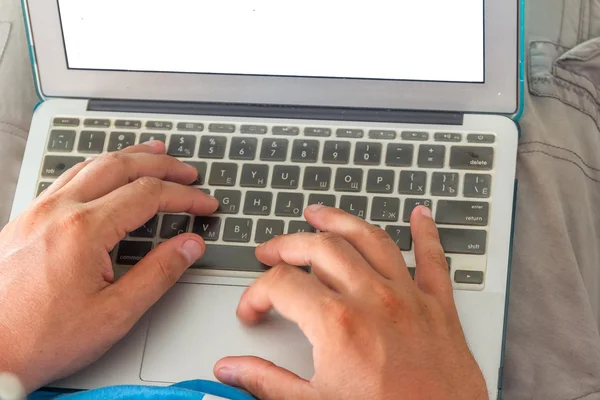 Hombre manos usando, trabajando en el ordenador portátil con pantalla en blanco en casa liv —  Fotos de Stock