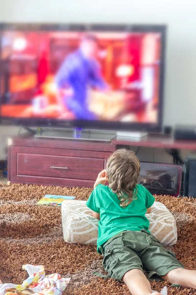 Menino assistindo tv em casa, foto por trás. Editável — Fotografia de Stock