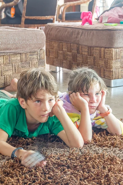 Duas crianças assistindo tv em casa — Fotografia de Stock