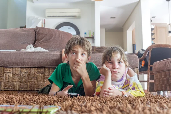 Duas crianças assistindo tv em casa — Fotografia de Stock