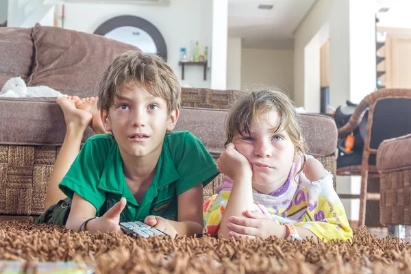 Duas crianças assistindo tv em casa — Fotografia de Stock