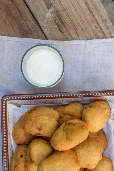 Pirozhki, Russische traditionele gerechten, vlees pasteitjes in de plaat, v — Stockfoto