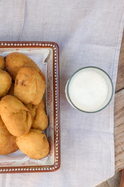 Pirozhki, comida tradicional russa, rissóis de carne no prato, v — Fotografia de Stock