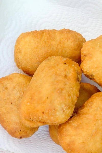 Pirozhki, comida tradicional russa, rissóis de carne no prato, v — Fotografia de Stock