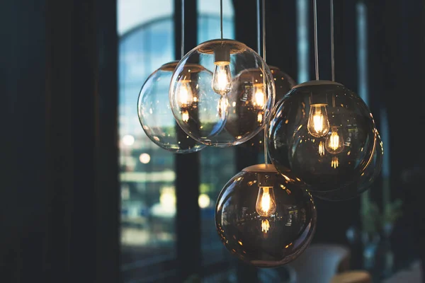 Lampadine accoglienti in caffè scuro e lunatico. — Foto Stock