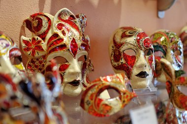 Kırmızı renk maskeleri ile güzel Venedik altın