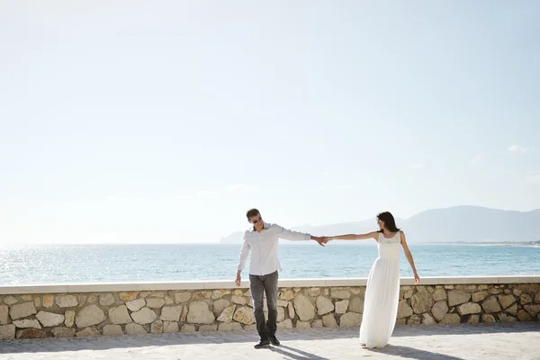 Casal caminhando juntos em Sperlonga, Itália — Fotografia de Stock